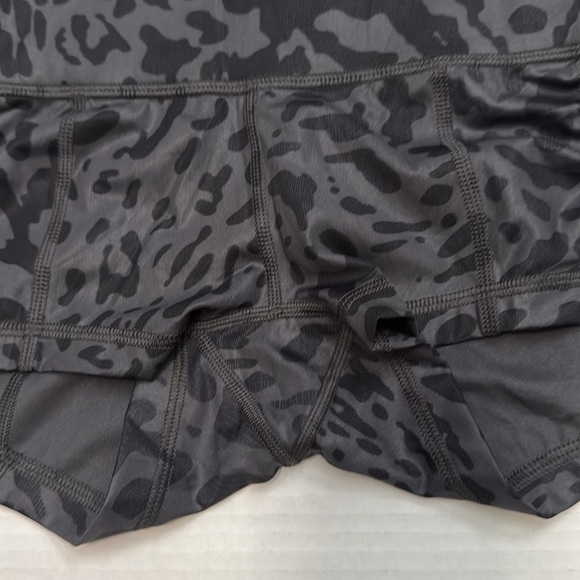 Lululemon - Hot Hot Short Animal Swirl Deep Coal Light - Size 6 - Gently Used!! - Picture 3 of 8